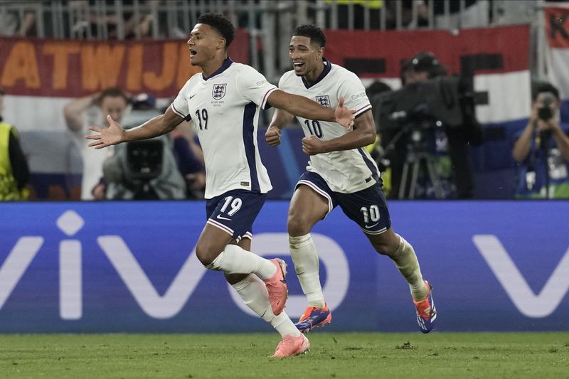 England's Ollie Watkins celebrates after scoring his side's 2nd goal against Netherlands during a semifinal at the Euro 2024 soccer tournament in Dortmund, Germany, Wednesday, July 10, 2024. (AP Photo/Thanassis Stavrakis)