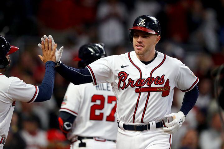 World Series 2021: Houston Astros beat Atlanta Braves 9-5 in game five to  keep series alive - BBC Sport