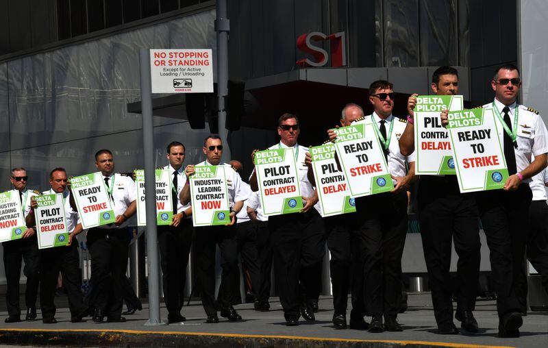 September 1, 2022 Atlanta - Delta pilots conduct informational picketing at the south terminal at Hartsfield-Jackson Atlanta International Airport ahead of the busy Labor Day travel weekend as they push for a new labor contract on Thursday, September 1, 2022. (Hyosub Shin / Hyosub.Shin@ajc.com)