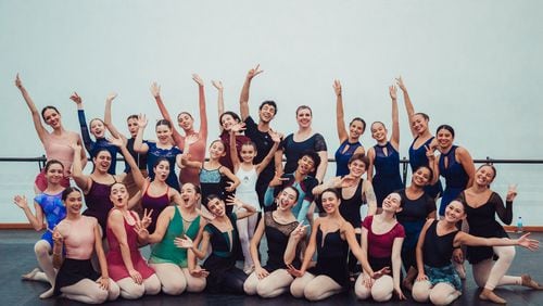 Larissa Dal’Santo and Luiz Fernando Xavier (back row center, with arms raised) and their students in Brazil.