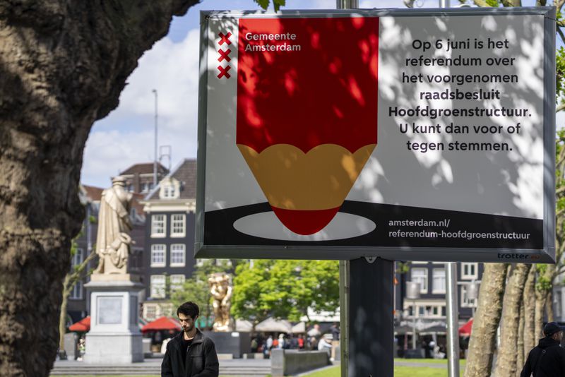 Voetgangers passeren een reclamebord voor de Europese verkiezingen op het Rembrandtplein in Amsterdam, Nederland, woensdag 5 juni 2024.  De kiezers in de Europese Unie zullen donderdag wetgevers voor het parlement voor de eerste termijn kiezen.  (AP-foto/Peter DeJong)
