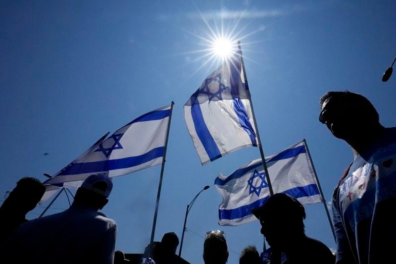 Counter protesters arrive at Union Park before a march to the Democratic National Convention Monday, Aug. 19, 2024, in Chicago. (AP Photo/Frank Franklin II)