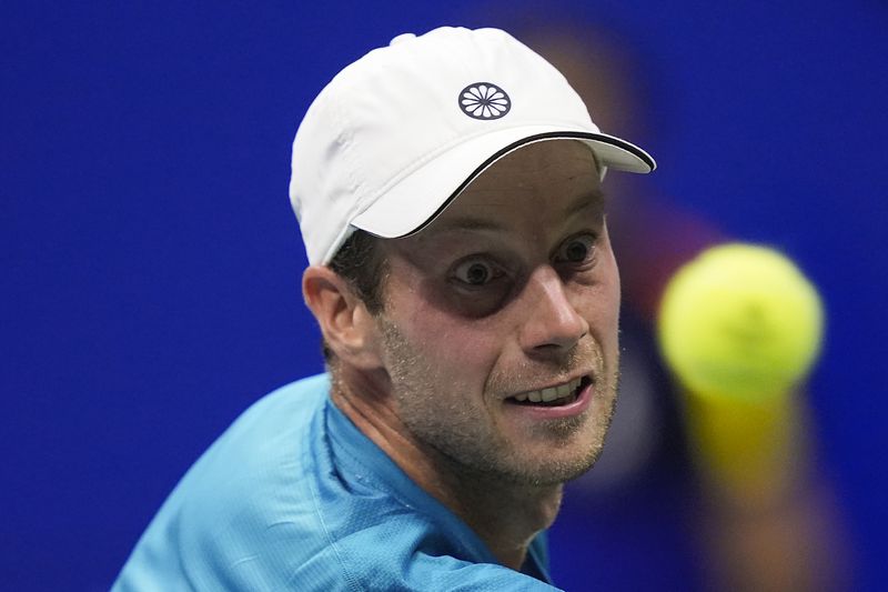 Botic van De Zandschulp, of the Netherlands, returns a shot to Carlos Alcaraz, of Spain, during the second round of the U.S. Open tennis championships, Thursday, Aug. 29, 2024, in New York. (AP Photo/Matt Rourke)