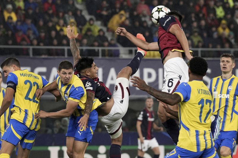 Bologna's Santiago Castro, third left, and Bologna's Nikola Moro, top, during the Champions League opening phase soccer match between FC Bologna and Shakhtar Donetsk in Bologna, Italy, Wednesday, Sept. 18, 2024. (Massimo Paolone/LaPresse via AP)