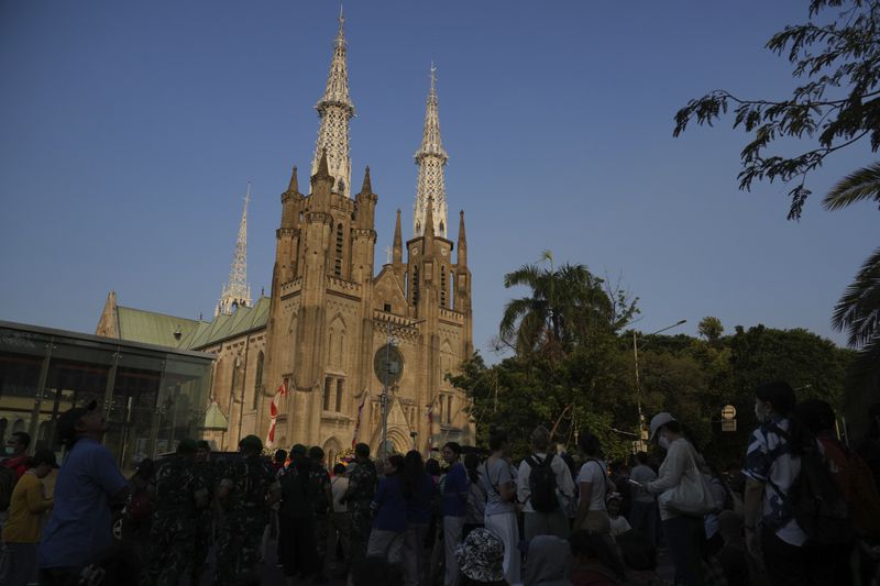 Worshipers gather as they wait for Pope Francis outside the Cathedral of Our Lady of the Assumption, in Jakarta, Indonesia, Wednesday, Sept. 4, 2024.(AP Photo/Achmad Ibrahim )