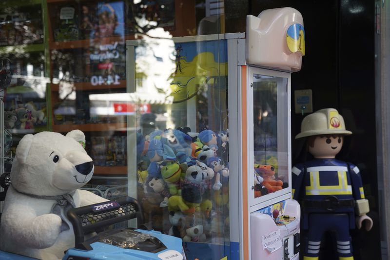 A claw machine stands at a toy store in Rio de Janeiro, Wednesday, Aug. 28, 2024. The Rio police press office said they were carrying out search warrants targeting claw machines because they are considered games of chance and therefore illegal. (AP Photo/Hannah-Kathryn Valles)