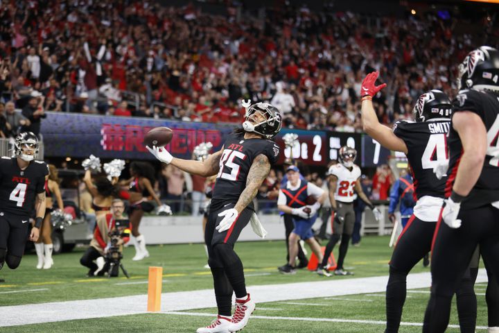 Falcons tight end MyCole Pruitt reacts after scoring a touchdown during the first quarter Sunday in Atlanta. (Miguel Martinez / miguel.martinezjimenez@ajc.com)