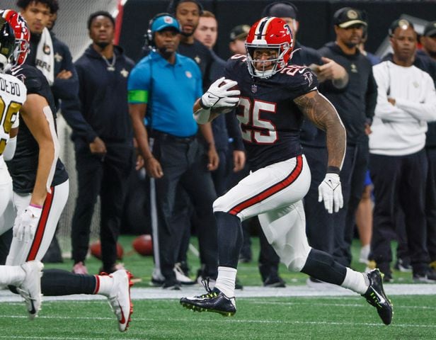 Atlanta Falcons running back Tyler Allgeier (25) runs for a first down during the fourth quarter of an NFL football game against  the New Orleans Saints in Atlanta on Sunday, Nov. 26, 2023.   (Bob Andres for the Atlanta Journal Constitution)