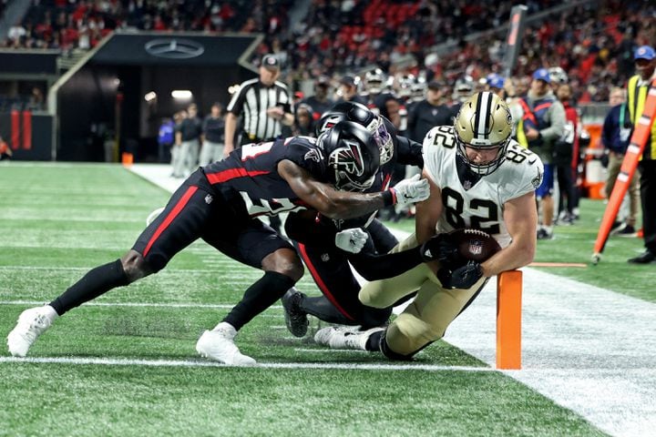 Saints tight end Adam Trautman (82) scores a receiving touchdown against Atlanta Falcons safety Shawn Williams, left, and  inside linebacker Deion Jones (45) during the first quarter. (JASON GETZ FOR THE ATLANTA JOURNAL-CONSTITUTION)