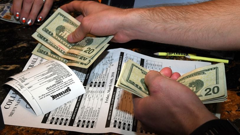 Here's How A College Football Team Saved Sportsbooks In Las Vegas MILLIONS  Of Dollars