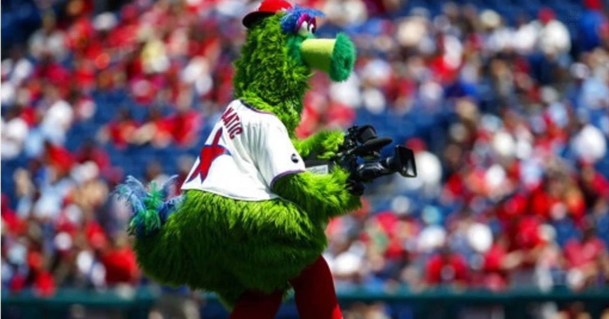 Philadelphia Phillies Fans Wage War Against Atlanta Braves Mascot