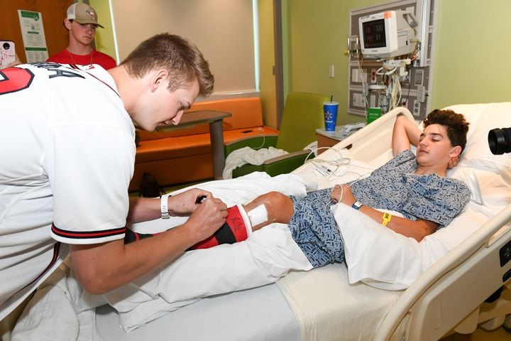 Photos: Braves visit Children’s Healthcare