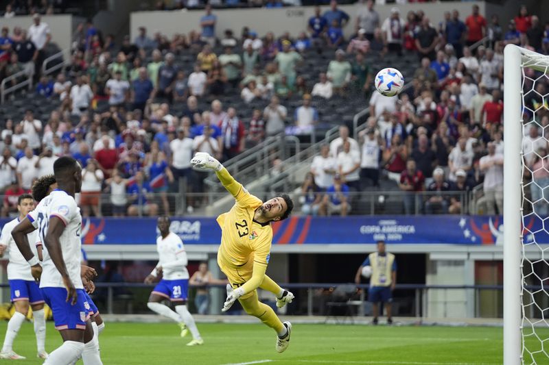 Bolivia's goalkeeper Guillermo Viscarra fails to stop a goal by Christian Pulisic of the United States, during a Copa America Group C soccer match in Arlington, Texas, Sunday, June 23, 2024. (AP Photo/Tony Gutierrez)