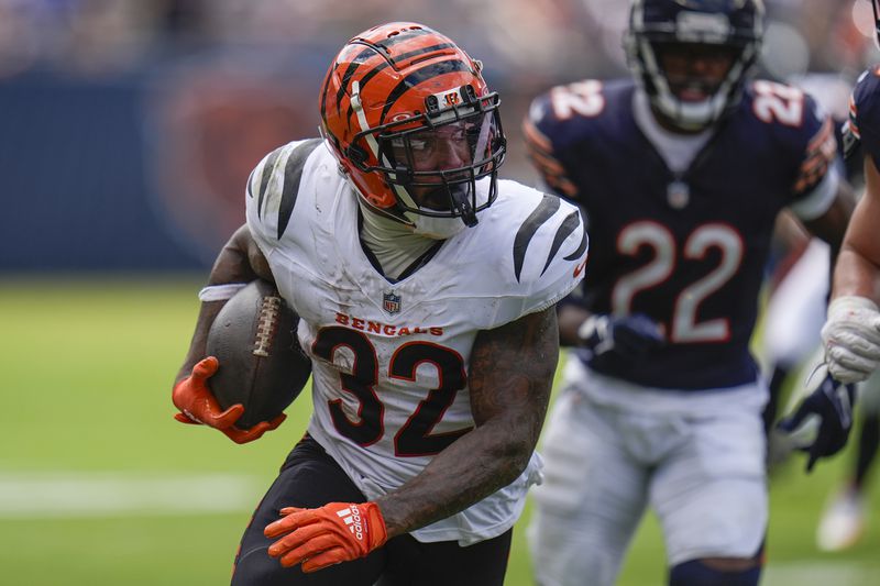 Cincinnati Bengals running back Trayveon Williams (32) carries the ball during the first half of an NFL preseason football game against the Chicago Bears, Saturday, Aug. 17, 2024, at Soldier Field in Chicago. (AP Photo/Erin Hooley)