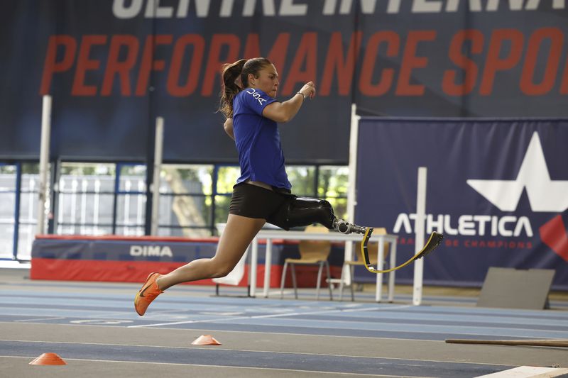 Noelle Lambert practices in the United States Olympic and Paralympic Committee's High Performance Center during the Paralympic Games in Paris on Sunday, Sept. 1, 2024. (AP Photo/Nathalee Simoneau)