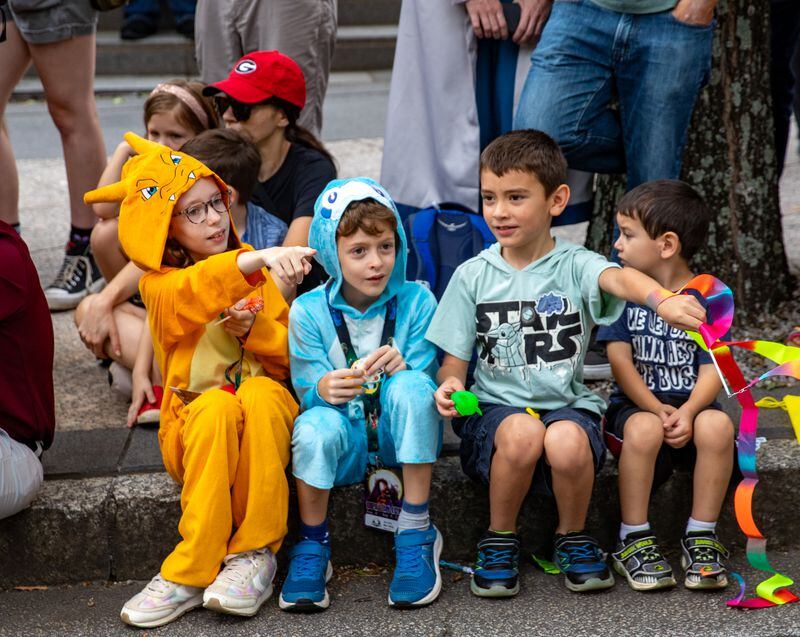 A group of kiddos take in last year's Dragon Con parade.