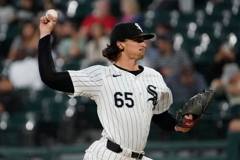 Chicago White Sox pitcher Davis Martin throws the ball against the Los Angeles Angels during the first inning of a baseball game, Wednesday, Sept. 25, 2024, in Chicago. (AP Photo/David Banks)