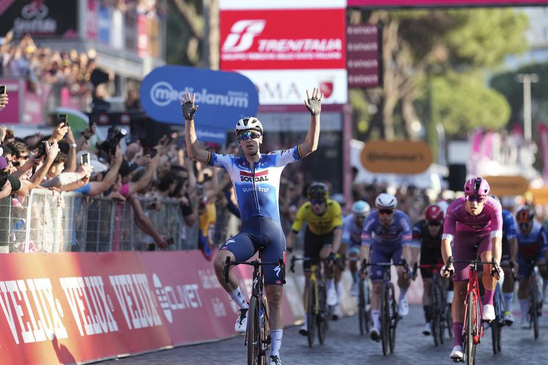 Belgium's Tim Merlier celebrates winning the final stage of the Giro d’Italia cycling race in Rome, Sunday, May 26, 2024. (Gian Mattia D'Alberto/LaPresse via AP)