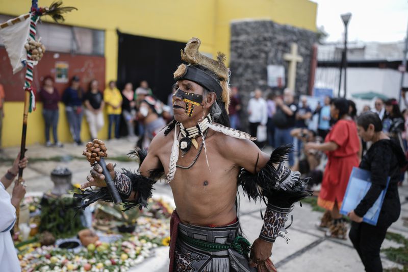 Dancers perform during a ceremony marking the 503rd anniversary of the fall of the Aztec empire's capital, Tenochtitlan, in Mexico City, Tuesday, Aug. 13, 2024. (AP Photo/Eduardo Verdugo)