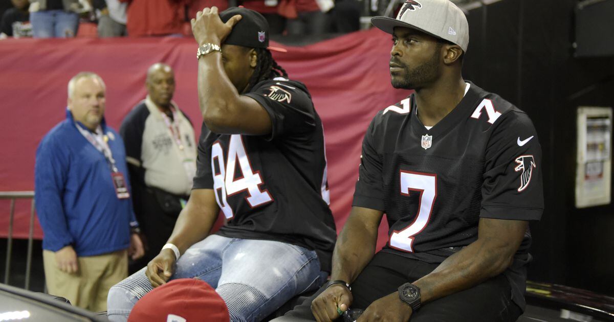 Michael Vick officially announces retirement from NFL after 13