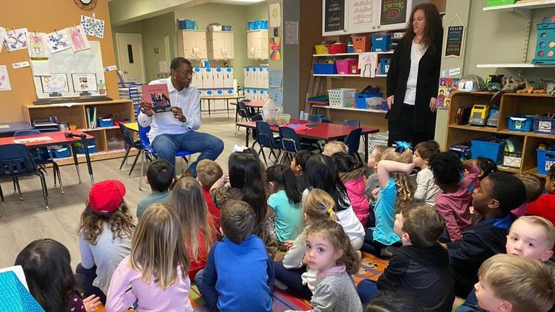 Former University of Georgia and pro football player Malcolm Mitchell reads to Georgia pre-K students. (Courtesy photo)