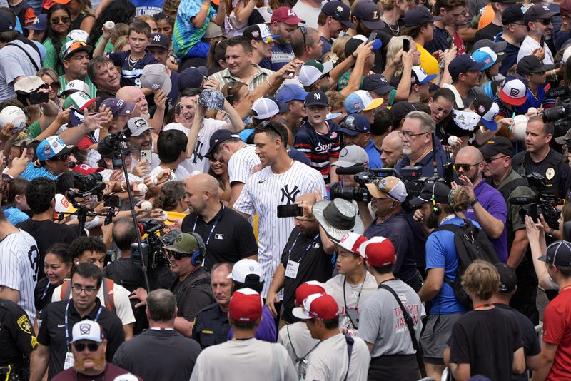 New York Yankees' Aaron Judge, center, is seen as the New York Yankees arrive at the Little League World Series Complex to watch the Little League World Series tournament in South Williamsport, Pa., Sunday, Aug. 18, 2024. (AP Photo/Tom E. Puskar)