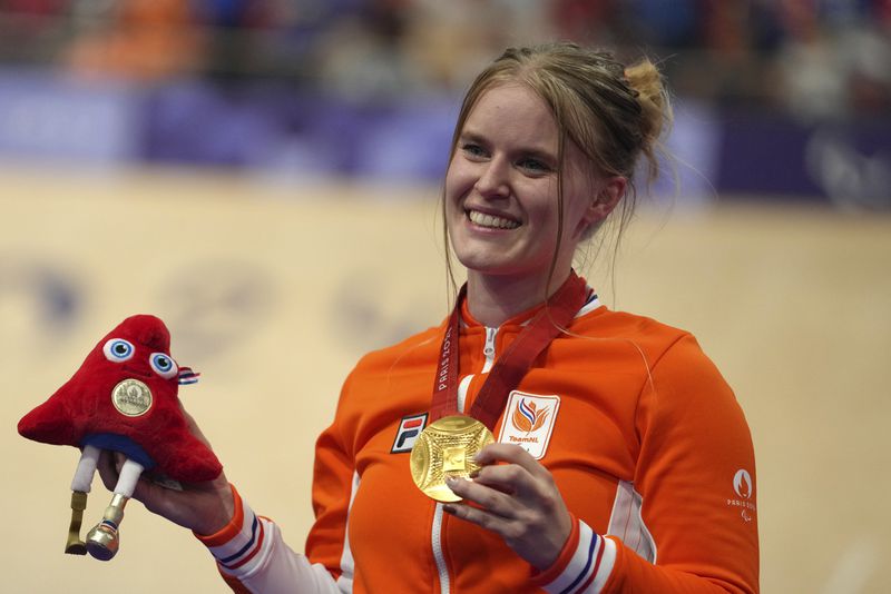 Netherlands' Caroline Groot shows her gold medal after the Women's C4-5 500m Time Trial final, Thursday, Aug. 29, 2024 in Saint-Quentin-en-Yvelines, outside Paris. (AP Photo/Thibault Camus)