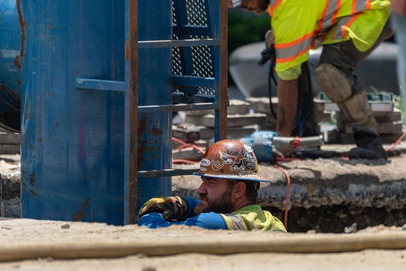 Crews work to repair a water line at 11th and peachtree street. Water continues to flood out of the broken water main at 11th and West Peachtree street. Sunday, June 2nd, 2024 (Ben Hendren for the Atlanta Journal-Constituion)